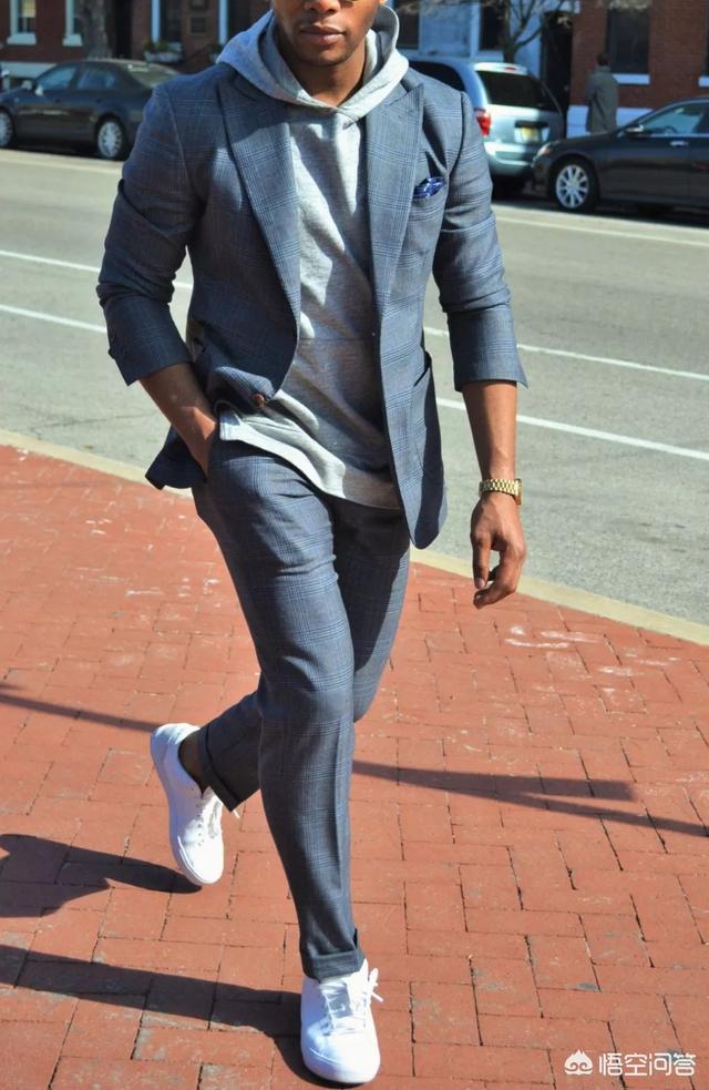 男士西服可以搭配运动鞋和卫衣吗?怎么穿好看?(卫衣搭配什么鞋子好看男)