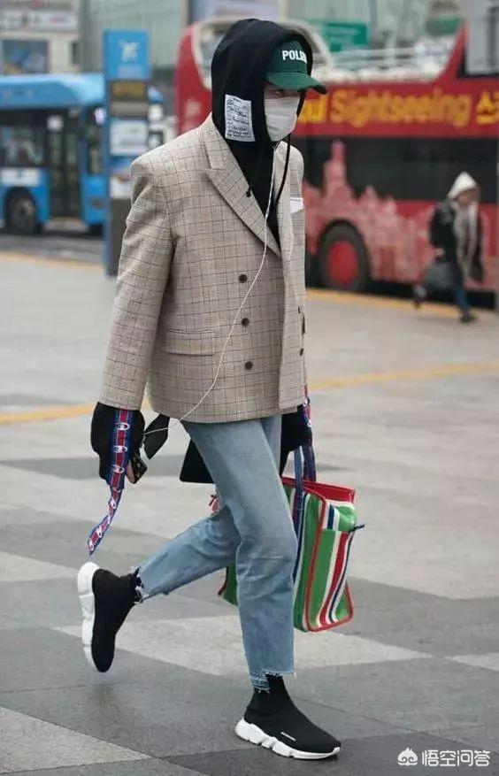 男士西服可以搭配运动鞋和卫衣吗?怎么穿好看?(卫衣搭配什么鞋子好看男)