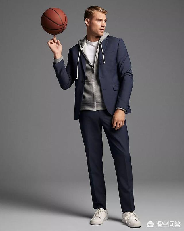 男士西服可以搭配运动鞋和卫衣吗?怎么穿好看?(卫衣搭配什么鞋子好看男)