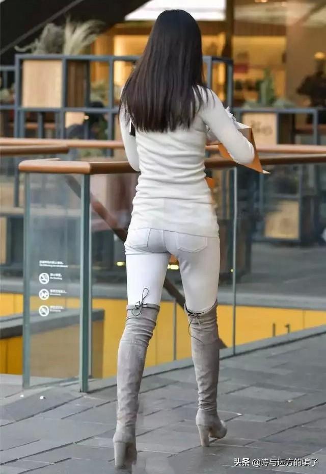 一双长筒靴配肉色丝袜好看吗