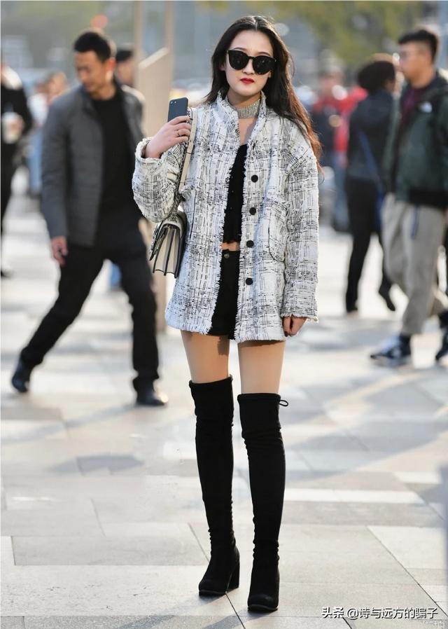 一双长筒靴配肉色丝袜好看吗