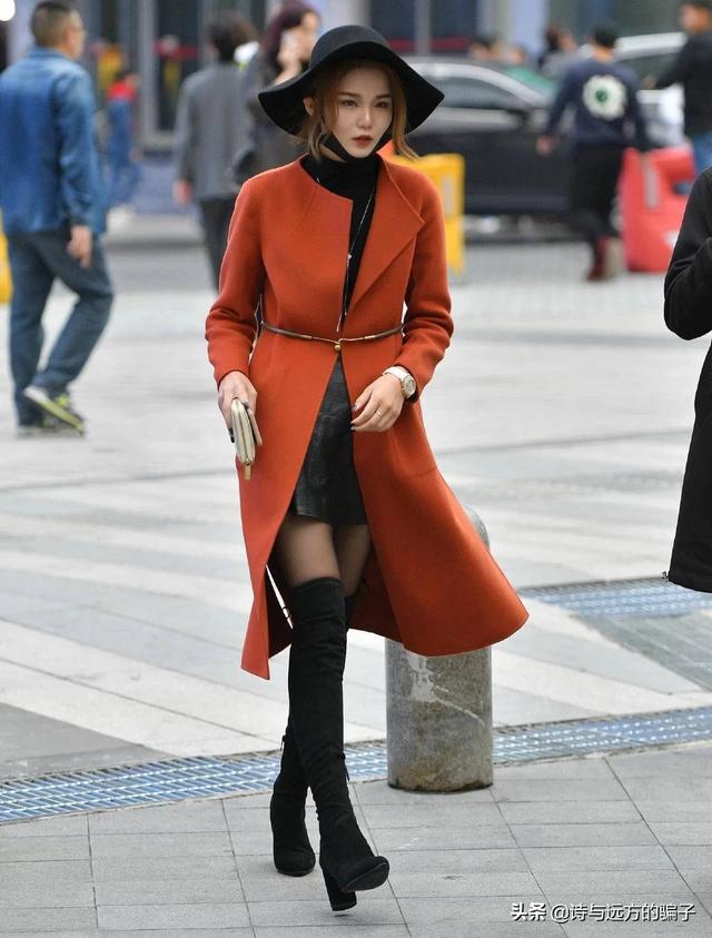 一双长筒靴配肉色丝袜好看吗