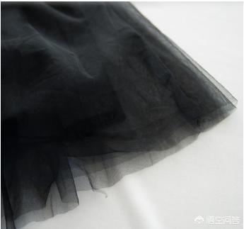 冬季杏色纱裙、搭配什么衣服