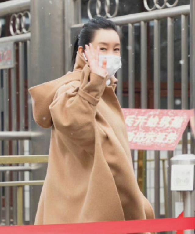 春晚明星私服:秦海璐外套过万,孙怡外衣三百块,却背四万的包