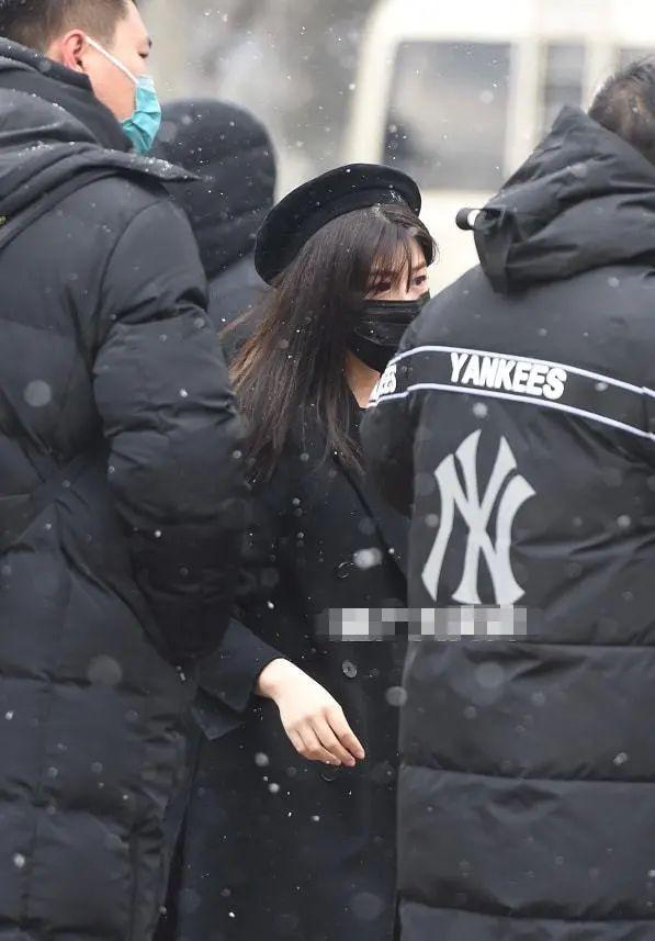 春晚明星私服:秦海璐外套过万,孙怡外衣三百块,却背四万的包