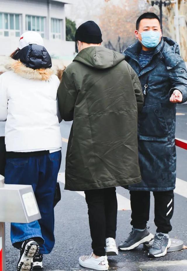 春晚明星私服:秦海璐外套过万,孙怡外衣三百块,却背四万的包