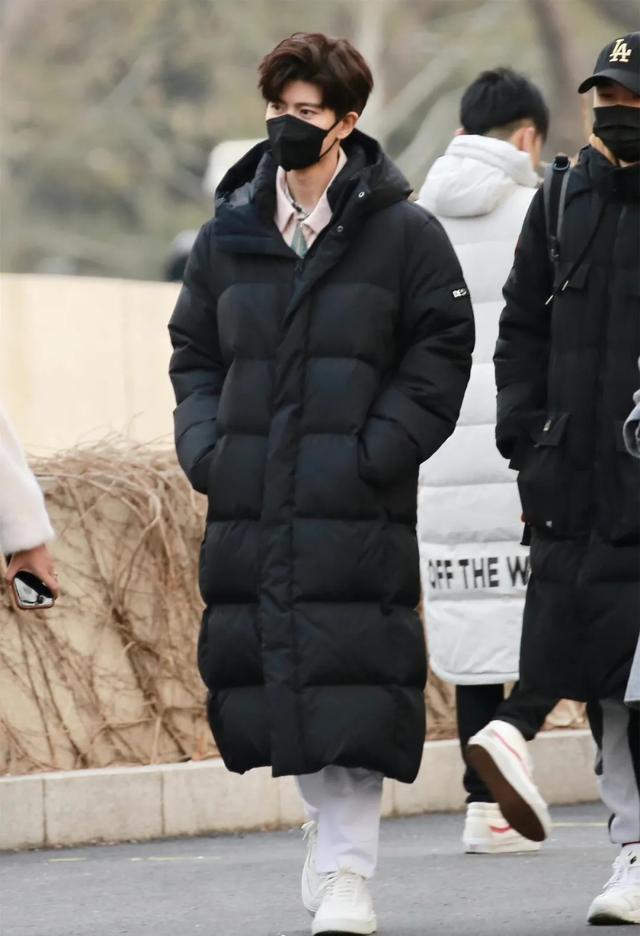 春晚明星私服:秦海璐外套过万,孙怡外衣三百块,却背四万的包