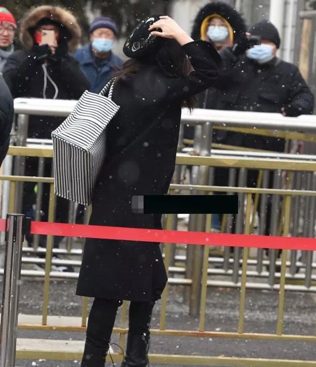 春晚明星私服:秦海璐外套过万,孙怡外衣三百块,却背四万的包