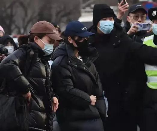 春晚明星私服:秦海璐外套过万,孙怡外衣三百块,却背四万的包