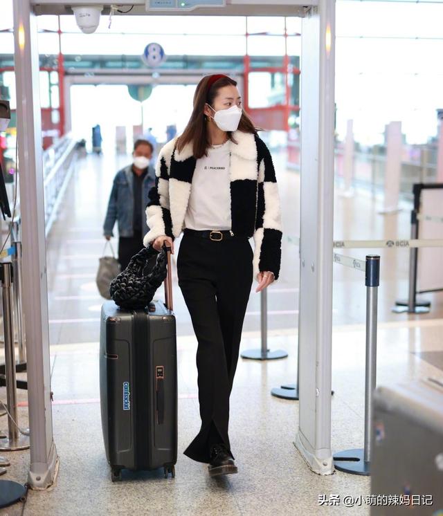 看了明星的机场穿搭,才明白“配色”比款式更重要!看刘雯就知道