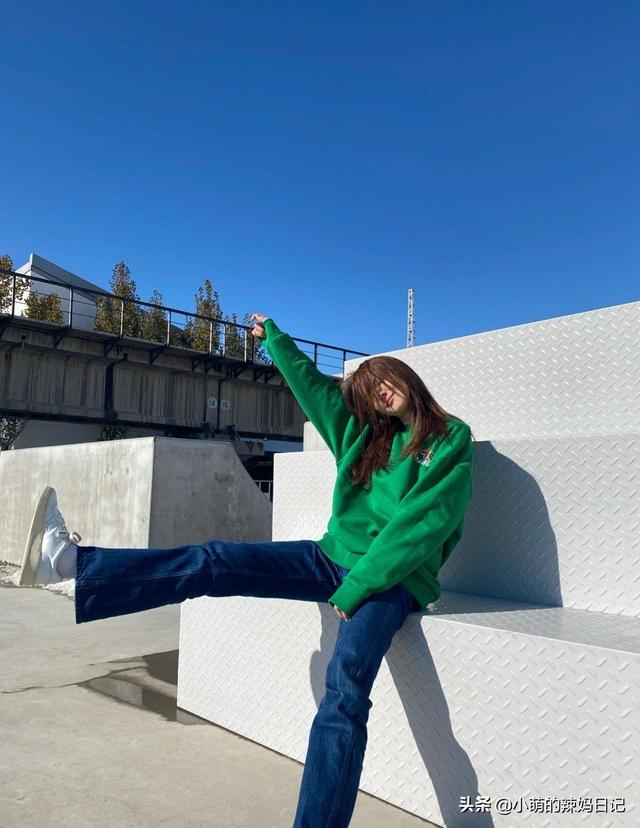 看了明星的机场穿搭,才明白“配色”比款式更重要!看刘雯就知道