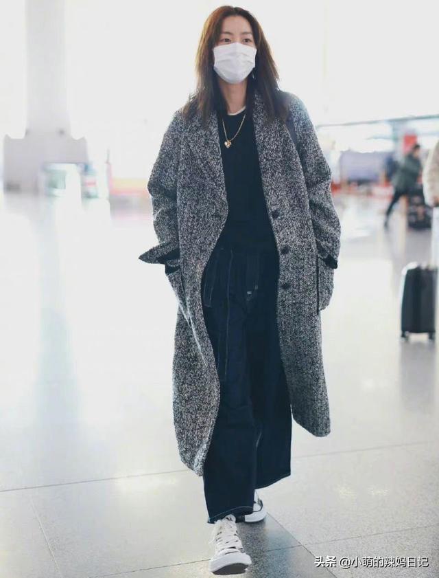 看了明星的机场穿搭,才明白“配色”比款式更重要!看刘雯就知道