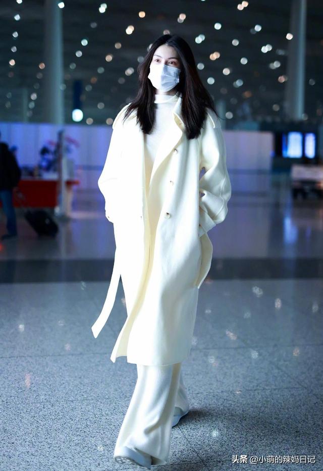 看了明星的机场穿搭,才明白“配色”比款式更重要!看刘雯就知道