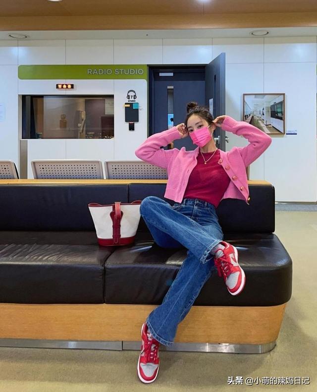 看了明星的机场穿搭,才明白“配色”比款式更重要!看刘雯就知道