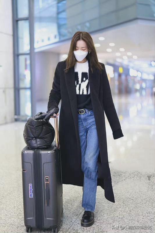 看了明星的机场穿搭,才明白“配色”比款式更重要!看刘雯就知道
