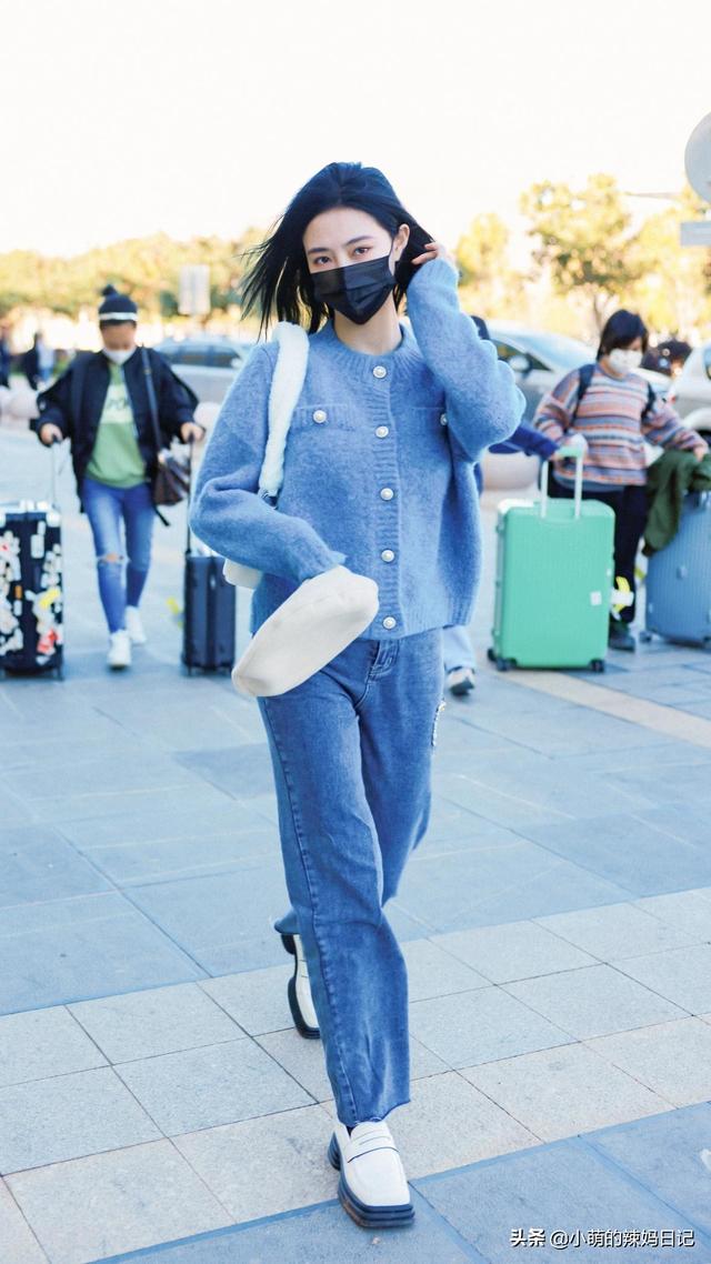 看了明星的机场穿搭,才明白“配色”比款式更重要!看刘雯就知道