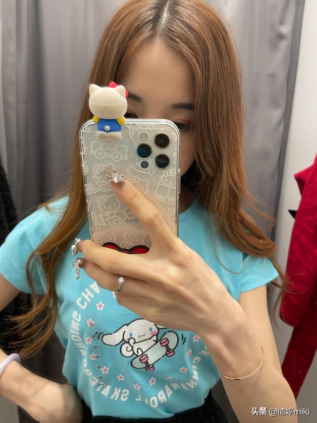 成人试穿童衣,优衣库真的那么香吗