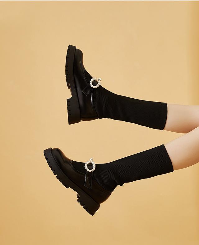 什么靴子配裙子好看又舒适