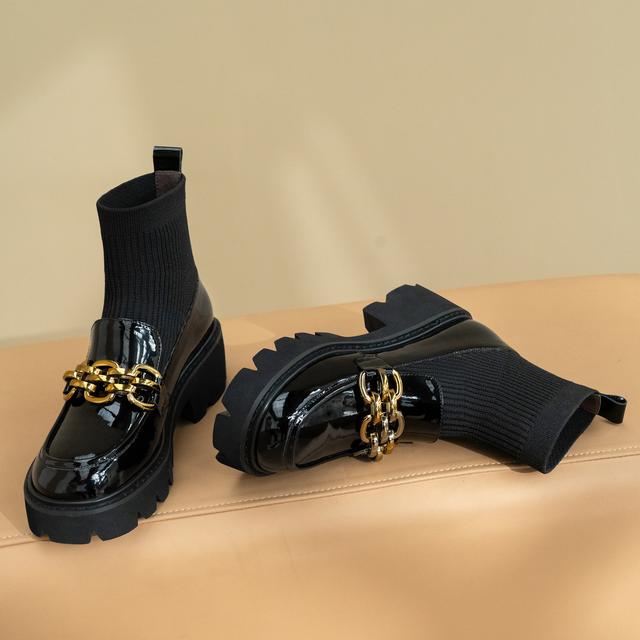 什么靴子配裙子好看又舒适