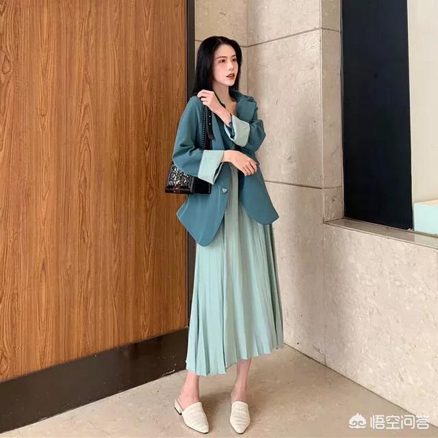 下身穿复古的长裙,上衣配小西装好看吗