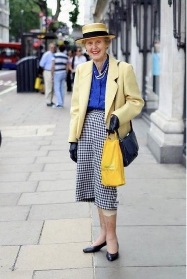 宝蓝色服饰怎么搭配会好看不刺眼