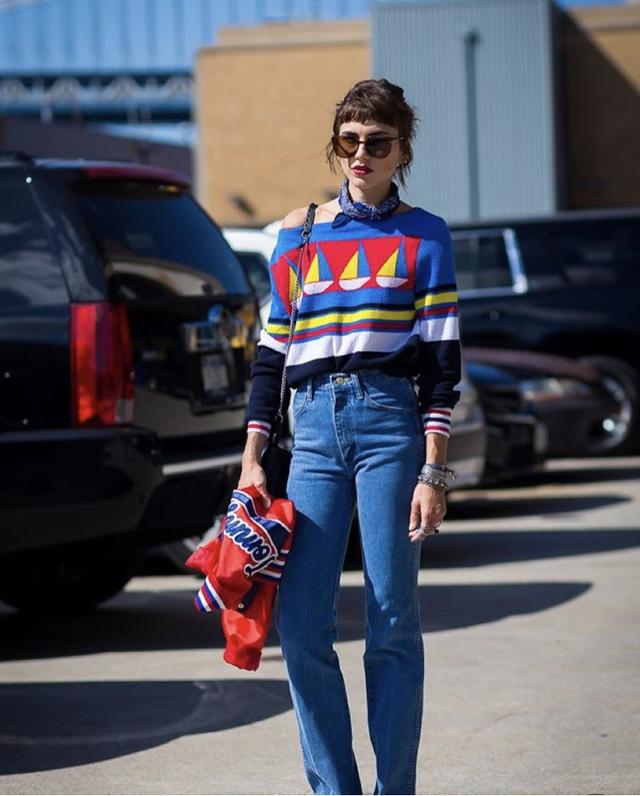 宝蓝色服饰怎么搭配会好看不刺眼