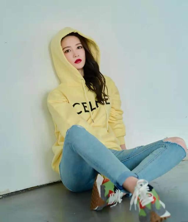 李沁又一次把机场当成秀场,穿白色羊羔毛大衣搭牛仔裤,时髦洋气