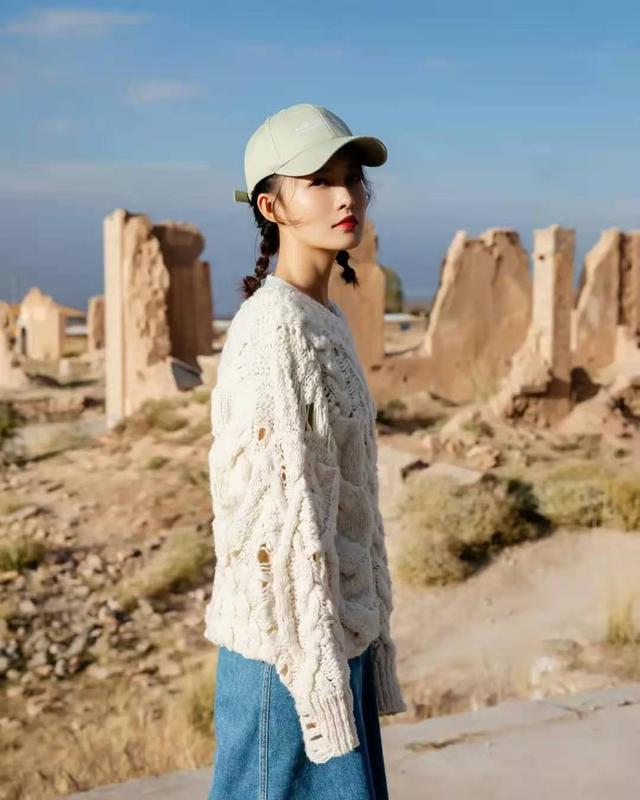 李沁又一次把机场当成秀场,穿白色羊羔毛大衣搭牛仔裤,时髦洋气