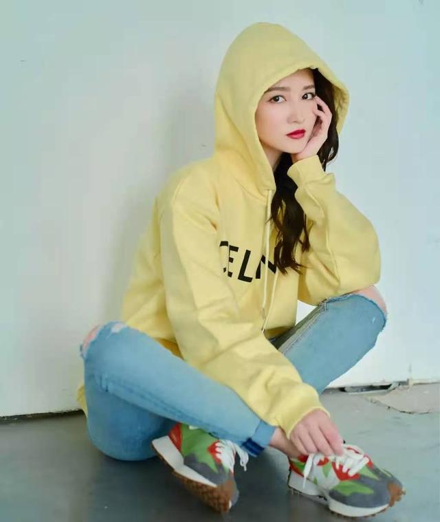 李沁又一次把机场当成秀场,穿白色羊羔毛大衣搭牛仔裤,时髦洋气