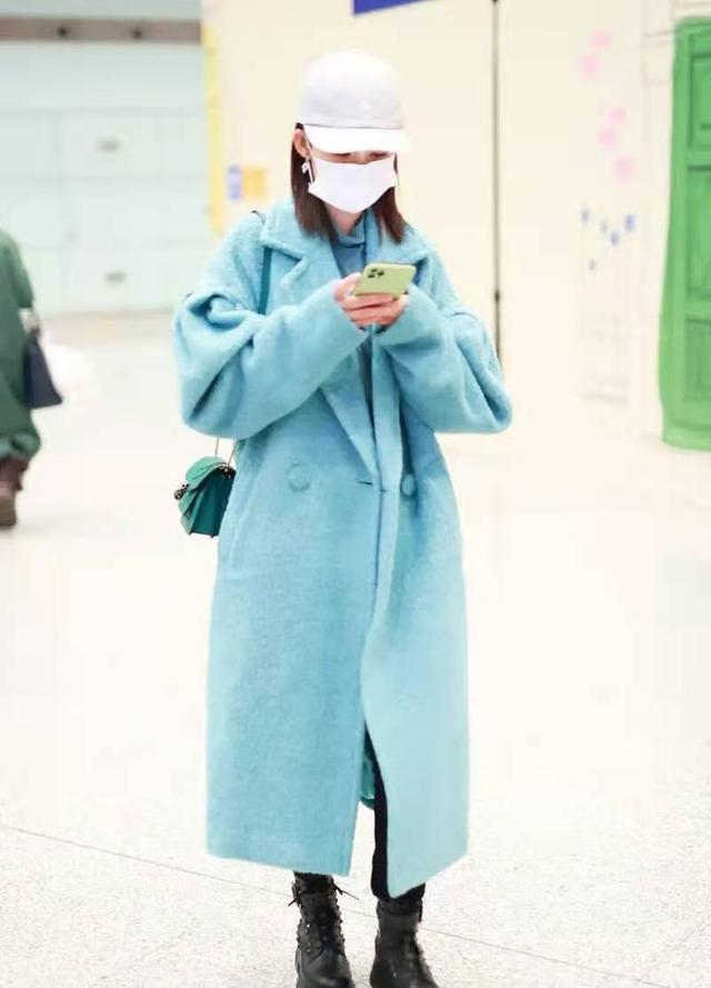 李沁又一次把机场当成秀场,穿白色羊羔毛大衣搭牛仔裤,时髦洋气