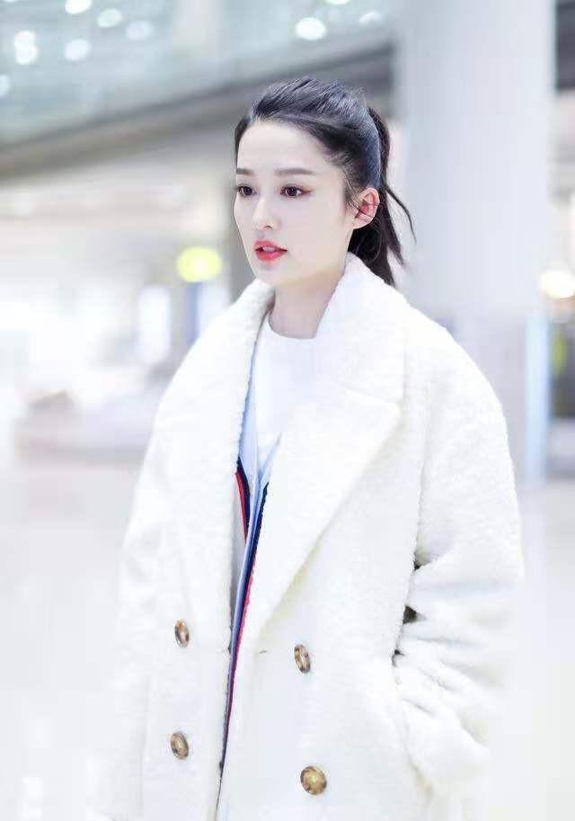 李沁又一次把机场当成秀场,穿白色羊羔毛大衣搭牛仔裤,时髦洋气