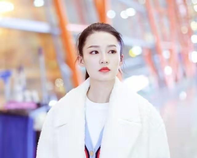 李沁又一次把机场当成秀场,穿白色羊羔毛大衣搭牛仔裤,时髦洋气