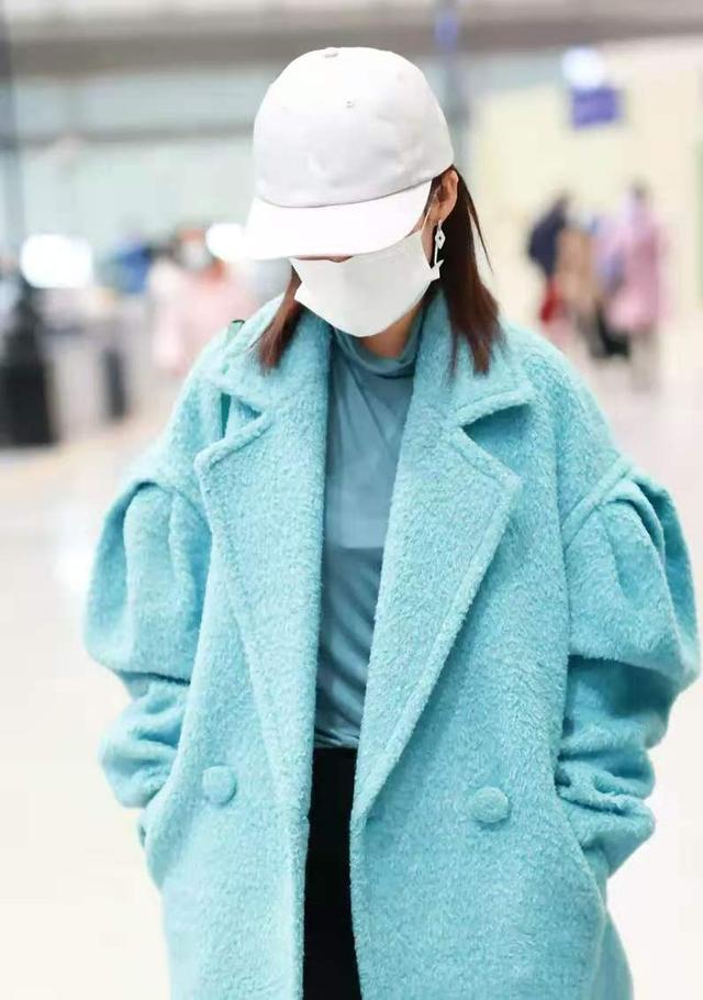 李沁又一次把机场当成秀场,穿白色羊羔毛大衣搭牛仔裤,时髦洋气