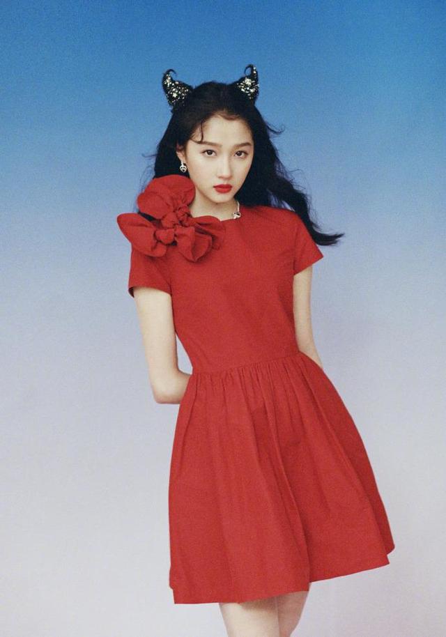 女星春晚穿搭PK:杨幂高级定制,倪妮风衣超贵,万茜价格最亲民