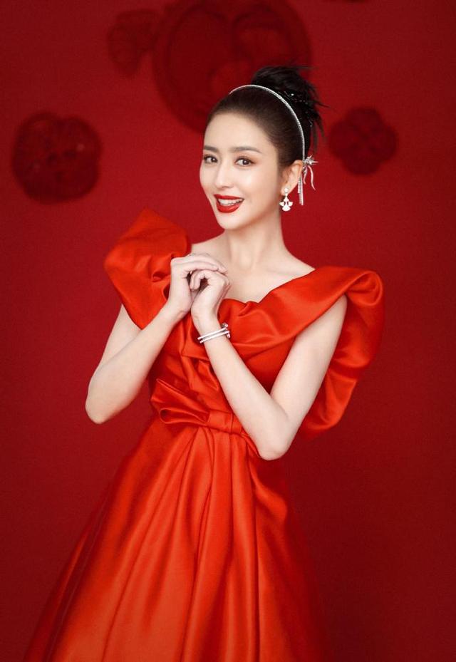 女星春晚穿搭PK:杨幂高级定制,倪妮风衣超贵,万茜价格最亲民