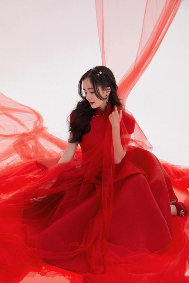 女星春晚穿搭PK:杨幂高级定制,倪妮风衣超贵,万茜价格最亲民