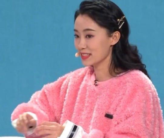 女星春晚穿搭PK:杨幂高级定制,倪妮风衣超贵,万茜价格最亲民