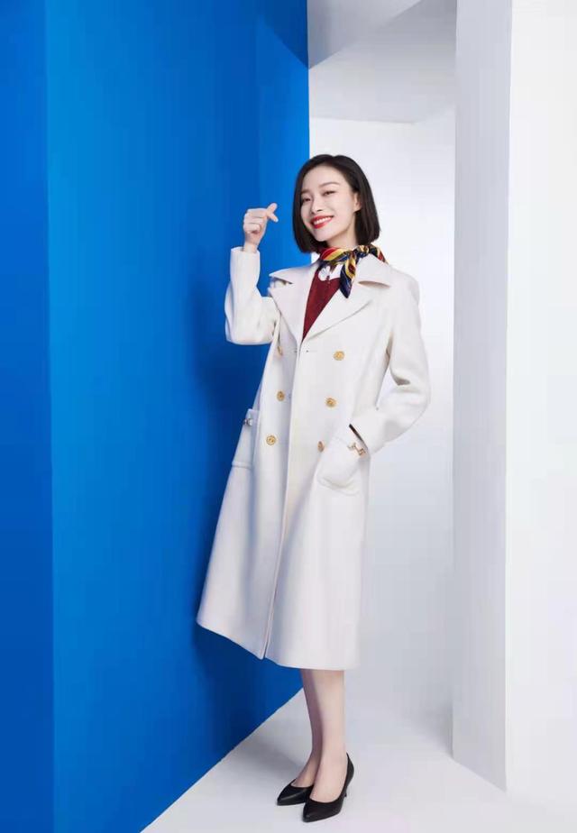 女星春晚穿搭PK:杨幂高级定制,倪妮风衣超贵,万茜价格最亲民