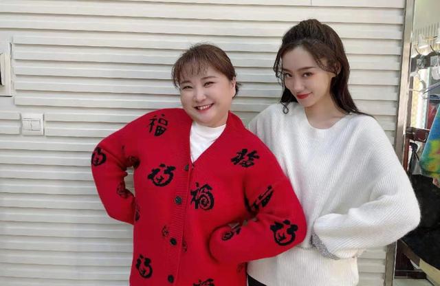 女星春晚穿搭PK:杨幂高级定制,倪妮风衣超贵,万茜价格最亲民