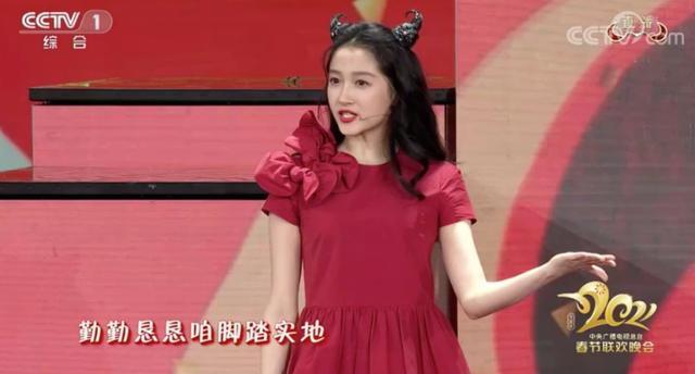 女星春晚穿搭PK:杨幂高级定制,倪妮风衣超贵,万茜价格最亲民