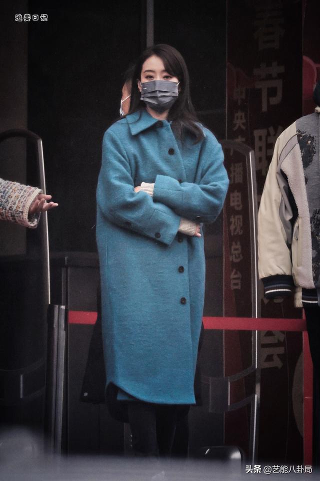 春晚明星私服比美:刘涛拎虎包,赵丽颖编流苏辫,张若昀裹花棉被