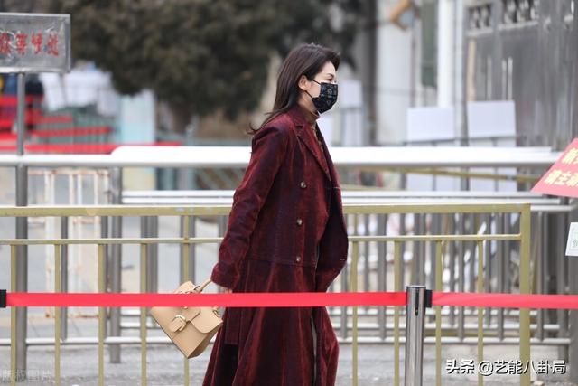 春晚明星私服比美:刘涛拎虎包,赵丽颖编流苏辫,张若昀裹花棉被