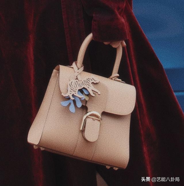 春晚明星私服比美:刘涛拎虎包,赵丽颖编流苏辫,张若昀裹花棉被