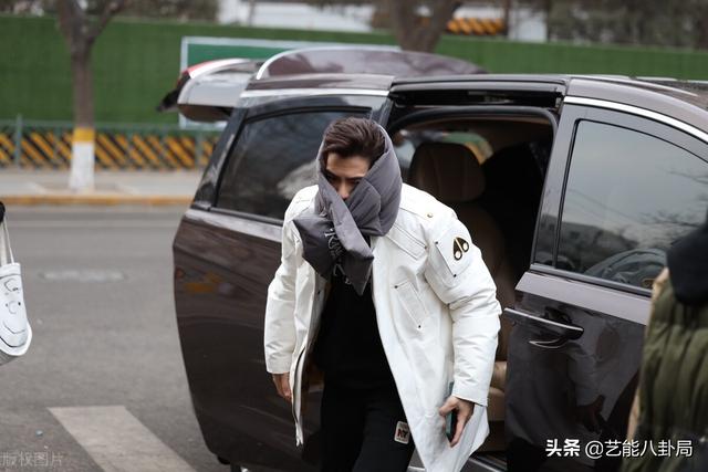 春晚明星私服比美:刘涛拎虎包,赵丽颖编流苏辫,张若昀裹花棉被