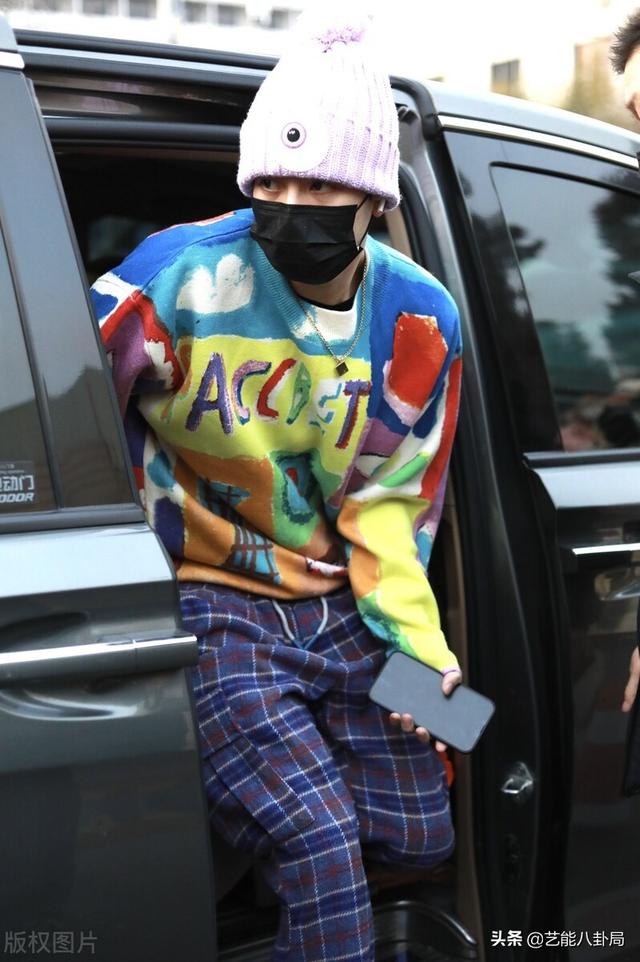 春晚明星私服比美:刘涛拎虎包,赵丽颖编流苏辫,张若昀裹花棉被