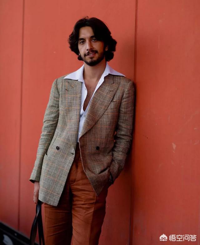 下身咖啡西裤,上身怎么搭配