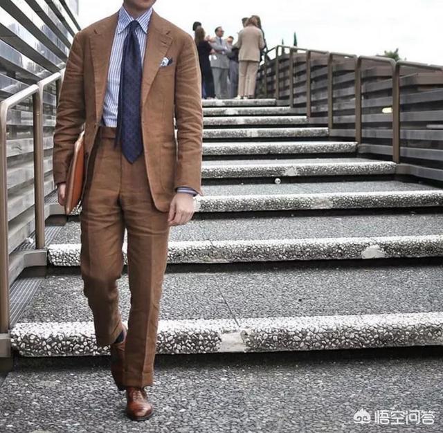 下身咖啡西裤,上身怎么搭配