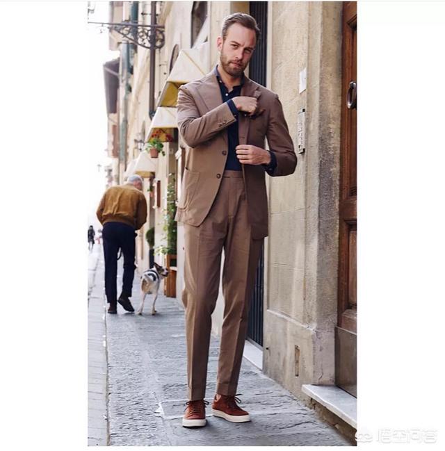 下身咖啡西裤,上身怎么搭配