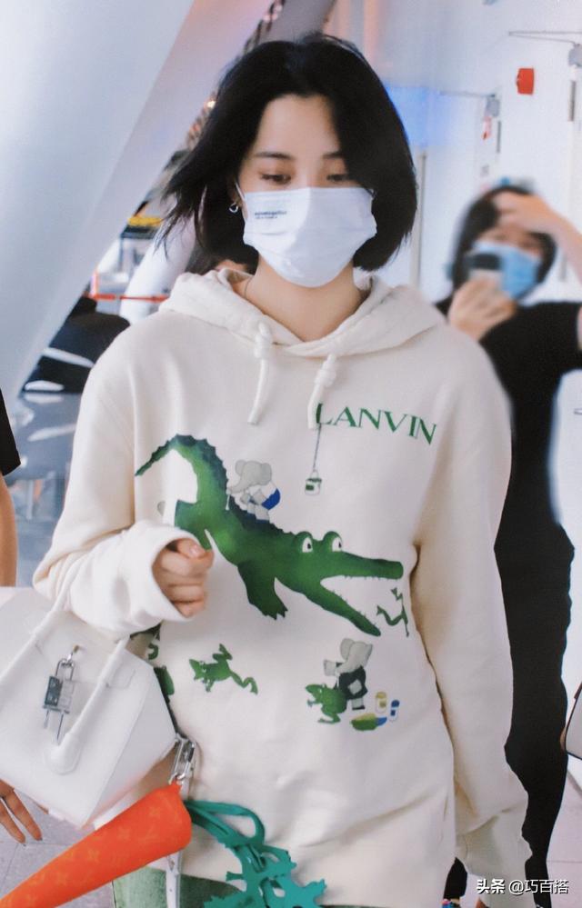 欧阳娜娜剪短发后更好看了,现身机场秀穿搭,休闲时尚很气质
