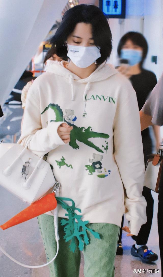 欧阳娜娜剪短发后更好看了,现身机场秀穿搭,休闲时尚很气质
